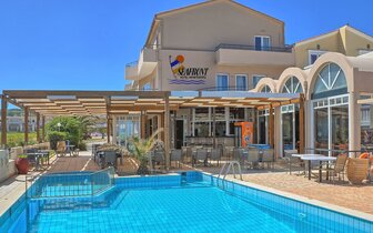 Grécko - Kréta - Hotel Seafront-Adelianos Kampos-hlavná budova a bazén