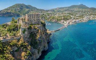 CK Turancar, Letecký poznávací zájazd, Kampánia a zázračná Ischia, Aragonský hrad