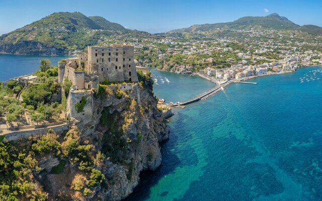 CK Turancar, Letecký poznávací zájazd, Kampánia a zázračná Ischia, Aragonský hrad