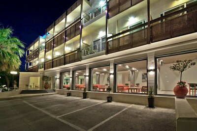 Minos Hotel - exteriér - letecký zájazd CK Turancar - Kréta, Rethymno