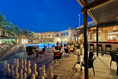 Minos Hotel - bar pri bazéne - letecký zájazd CK Turancar - Kréta, Rethymno