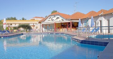 Letecký zájazd CK Turancar-Paralia-Hotel Grand Platon-bazén a bar pri bazéne