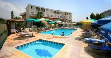 Patsas Apartments - bazén - letecký zájazd CK Turancar - Cyprus, Coral Bay